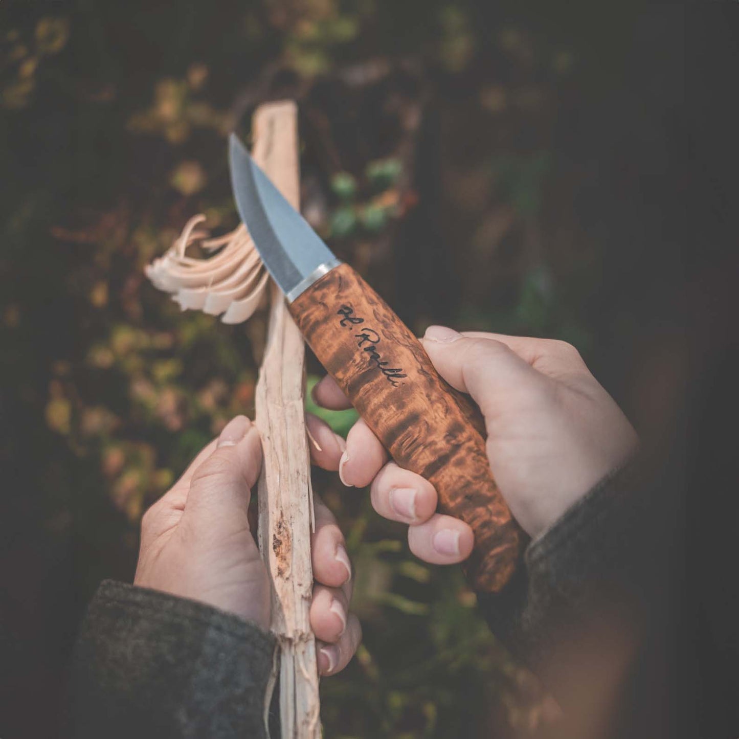 Handmade Finnish knife from Roselli in model "bear claw" with stained curly birch handle 