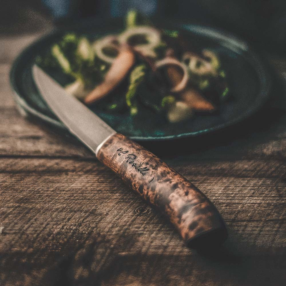 Roselli's handmade Finnish steak knife set of two made from high quality carbon steel and stained curly birch. Perfect for any dining occasion.